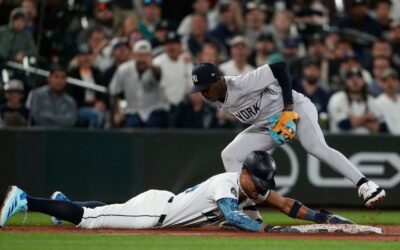 Mariners fall as flying bat, gaffe on bases kill rally vs. Yankees