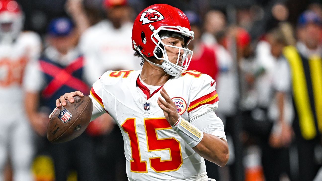 Patrick Mahomes finds JuJu Smith-Schuster for TD vs. Falcons