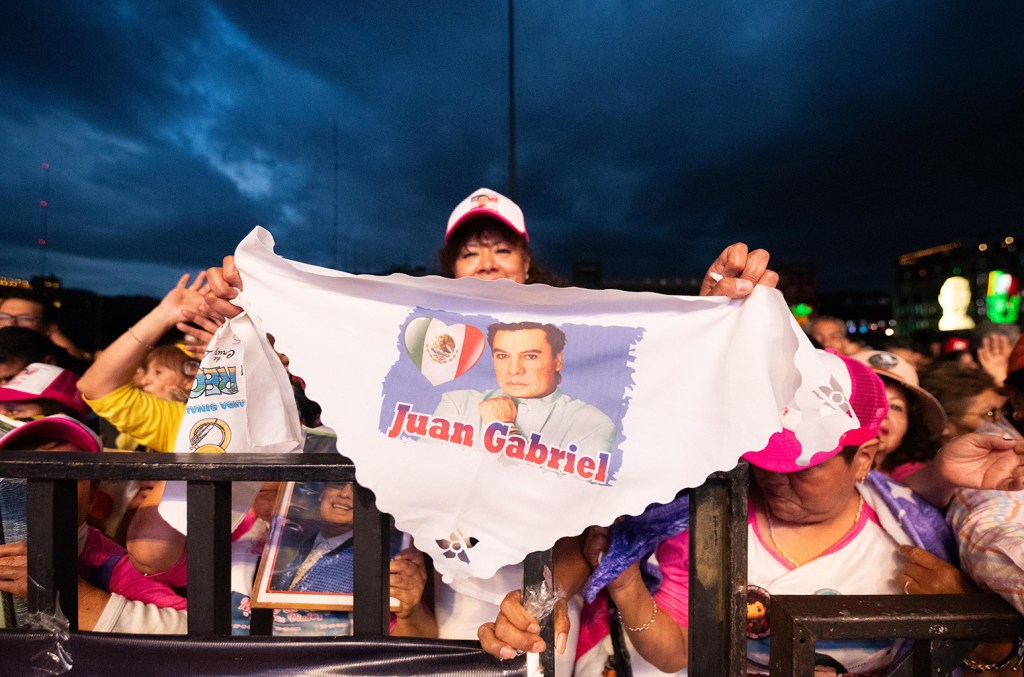 Juan Gabriel Concert Screening at Zócalo Attracts 70,000 People