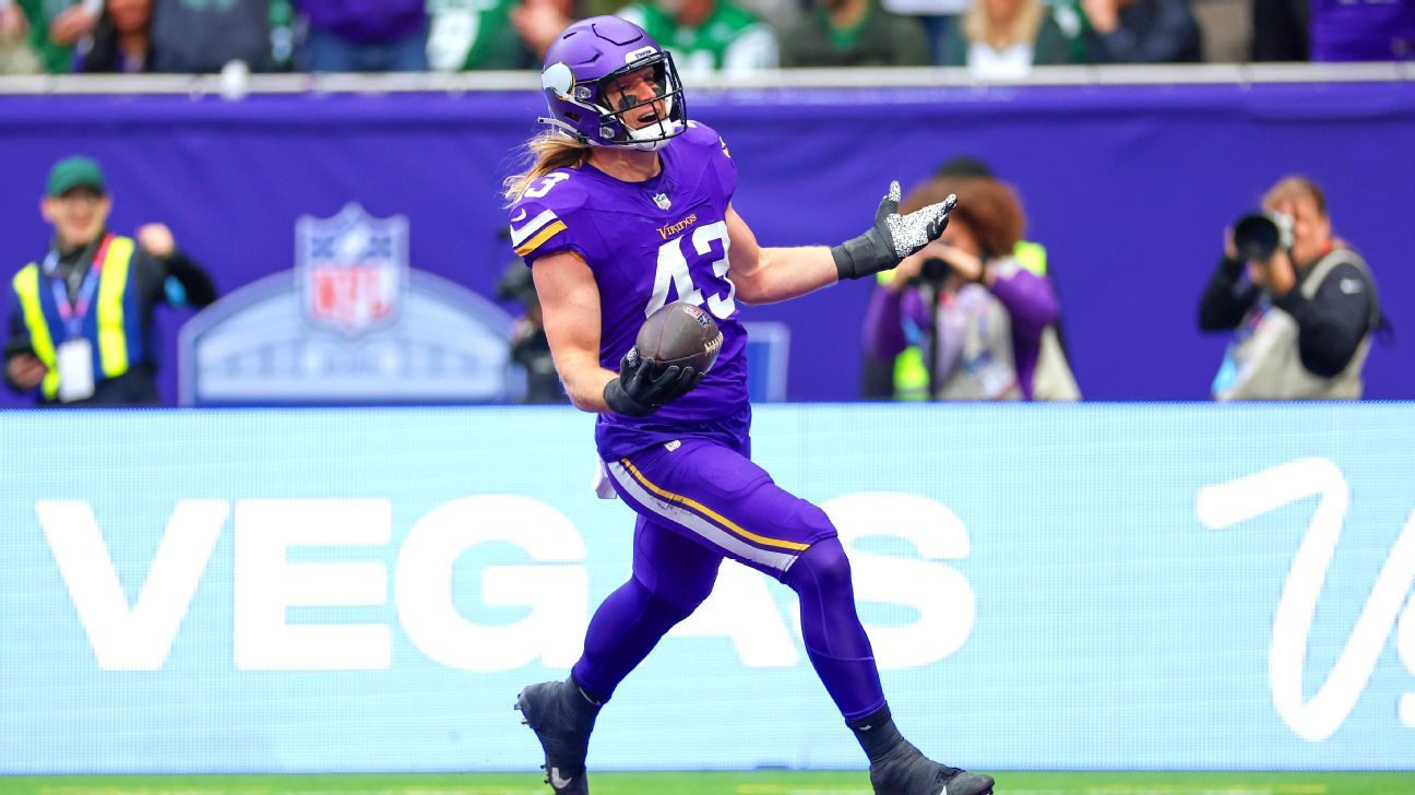 Vikings' Van Ginkel picks off Jets' Rodgers, returns it for TD