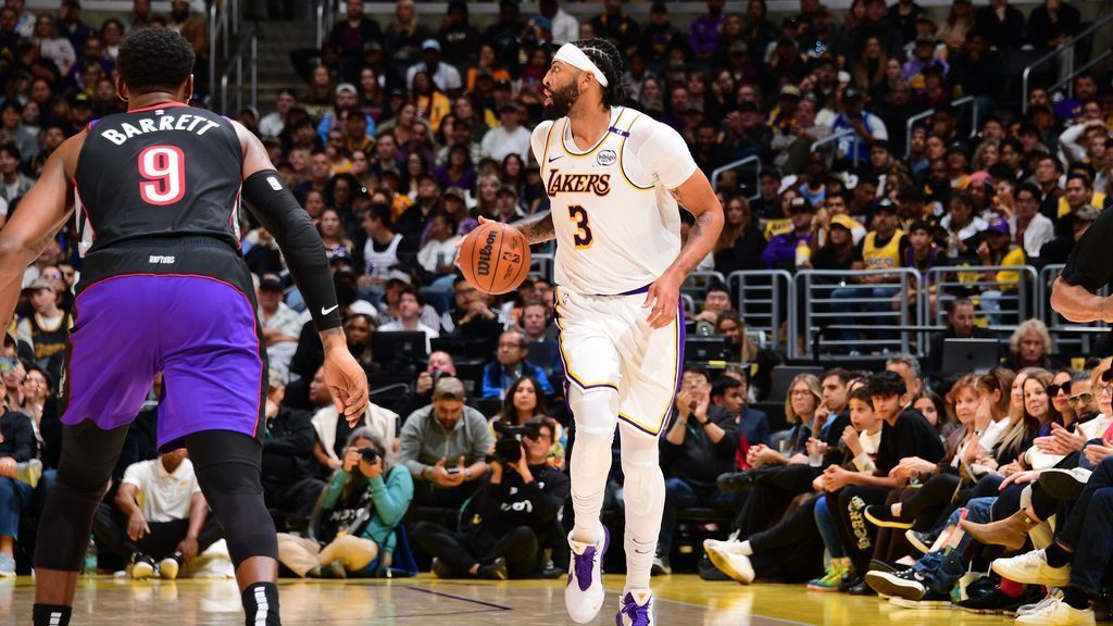 Lakers' Anthony Davis leaves win vs. Raptors with eye injury