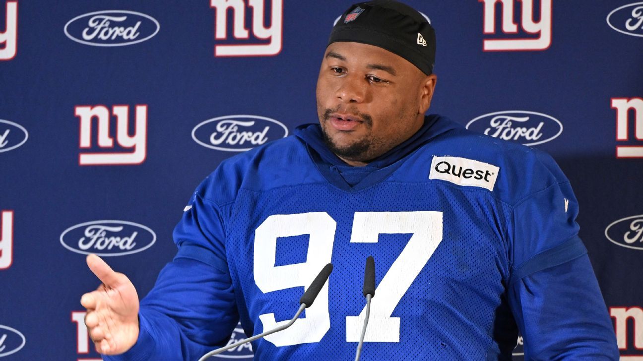 Giants' Dexter Lawrence says he dislocated left elbow at Cowboys