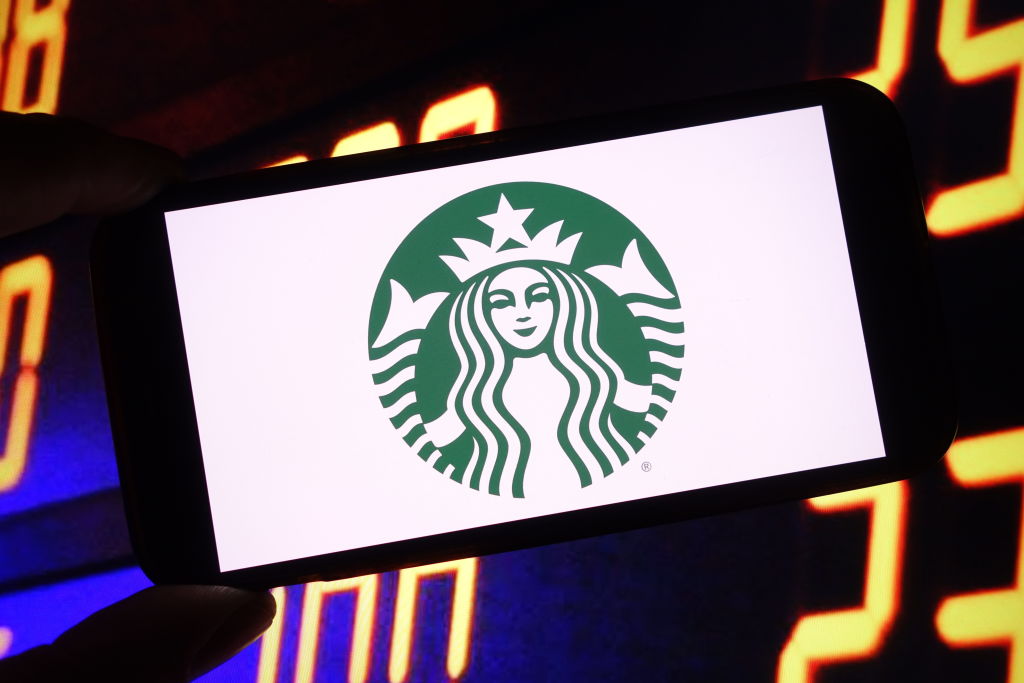 Starbucks Cuts Holiday Bonuses amid Tough Year