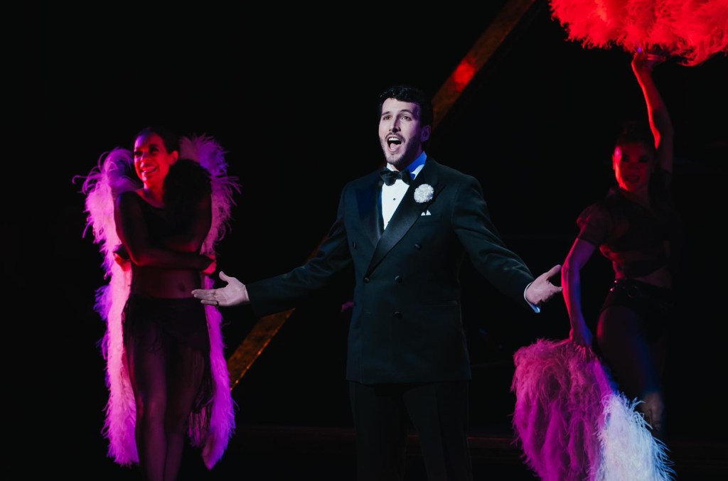 Billy Flynn Is a New Side for Latin Star