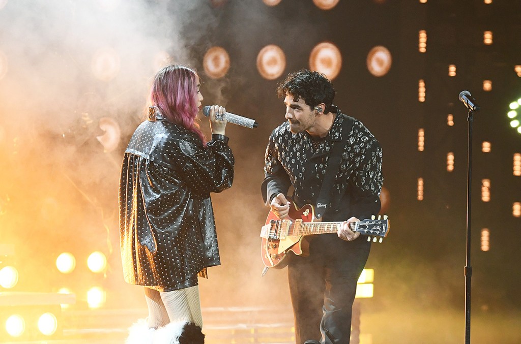 Ela Taubert & Joe Jonas Perform '¿Cómo Pasó?' at 2024 Latin Grammys