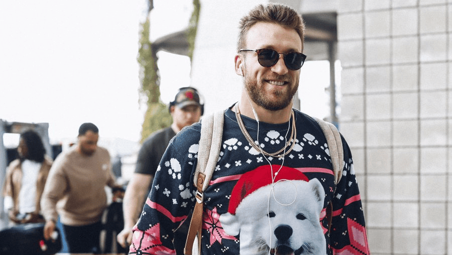 Kyle Juszczyk dons Christmas sweater in Week 16 arrival