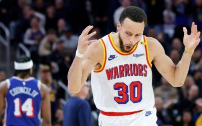 Warriors' Stephen Curry drains 8-of-8 3s despite thumb sprain