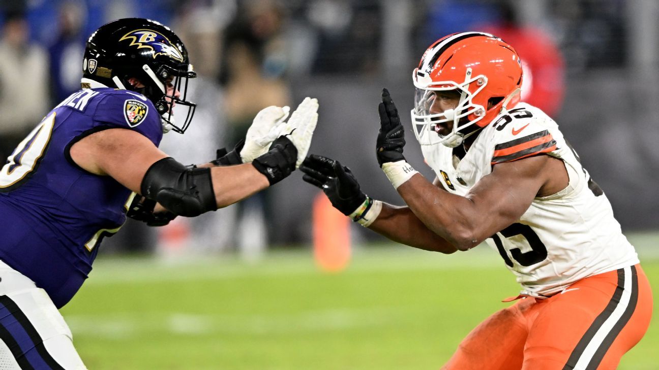 Myles Garrett has neat moment with Ravens' Roger Rosengarten