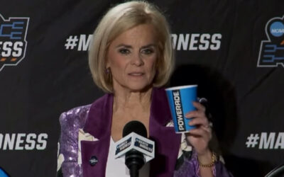 LSU Coach Kim Mulkey Claps Back At Reporter • Hollywood Unlocked