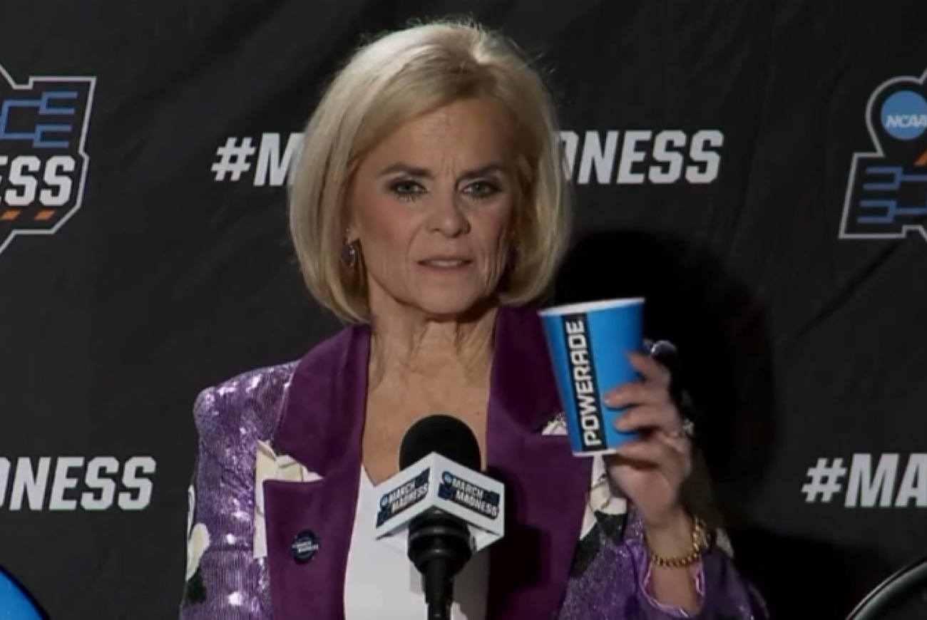 LSU Coach Kim Mulkey Claps Back At Reporter • Hollywood Unlocked