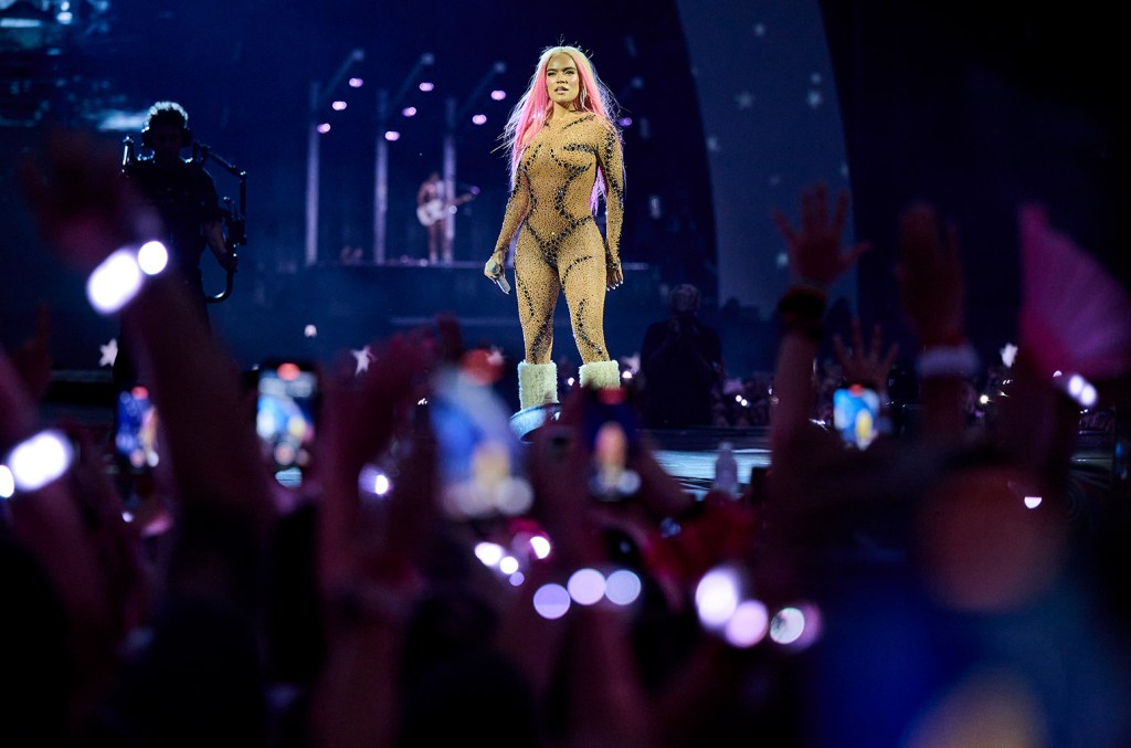 Inside the Thriving Tours, Business & Stars