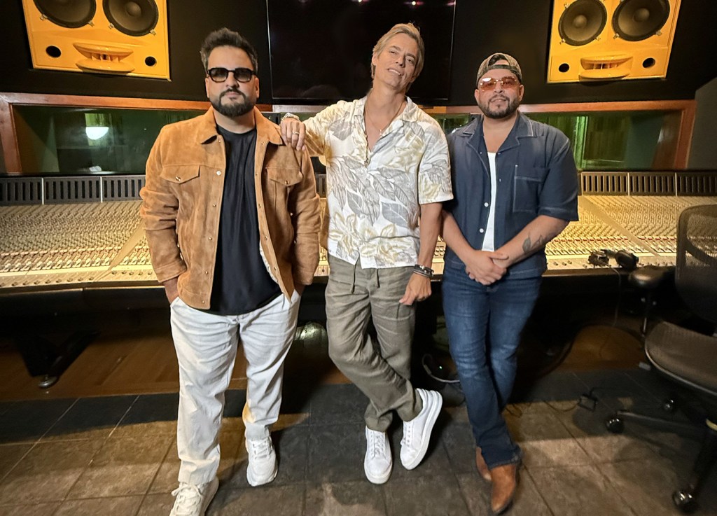 Carlos Baute’s 'Colgando en Tus Manos' Remixed by AtellaGali: Listen