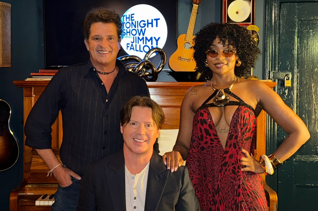 Arthur Hanlon, Carlos Vives & Goyo Perform on 'The Tonight Show'