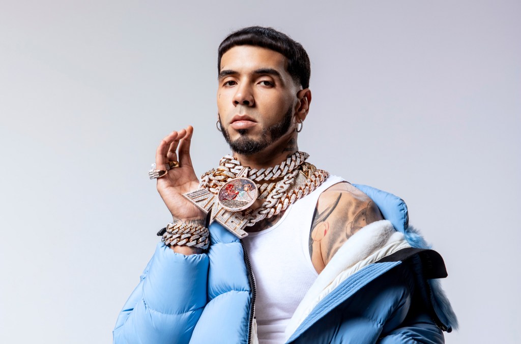 Anuel AA Rocks Billboard En Vivo 2025 with High-Octane Performance
