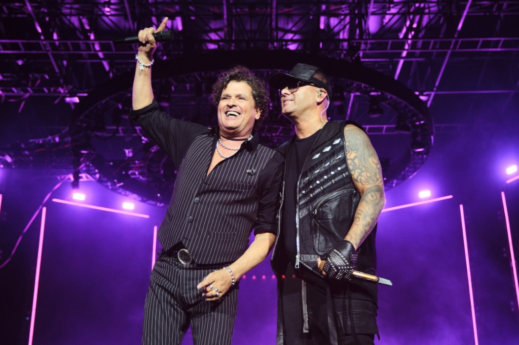 Carlos Vives Belts Out Ranchera a Cappella, Joins Wisin at Mexico Fest