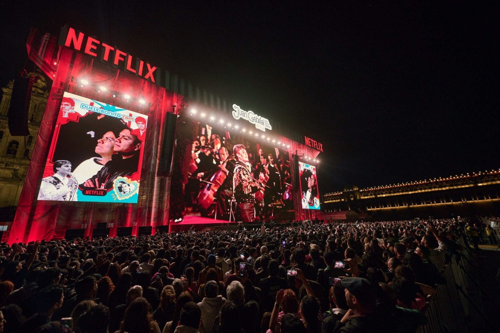 Juan Gabriel Concert Screening at Mexico's Zócalo Draws 170,000 Fans