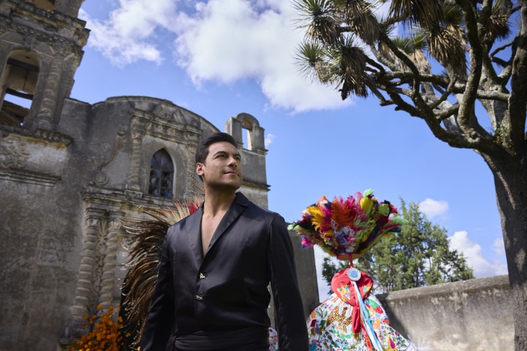 Carlos Rivera Dives Headfirst Into Ranchera Music With 'Vida México'